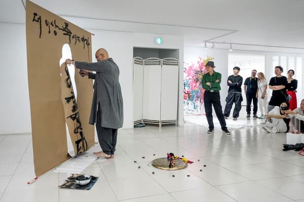 벽을 뚫은 피안에 앉다/심홍재