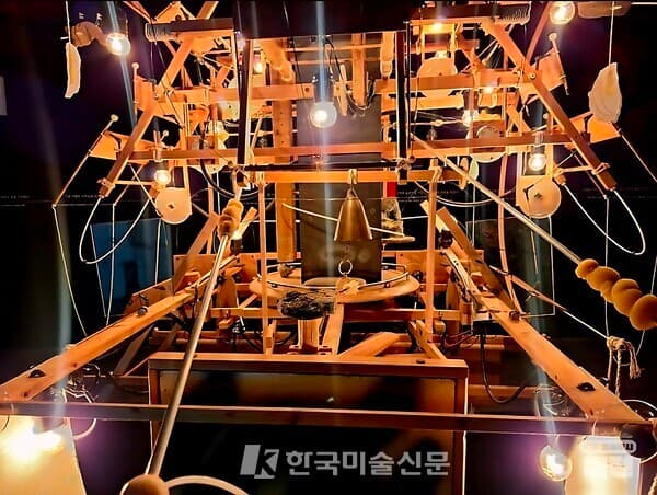 대전창작센터 시기의 실험적 창작 환경을 보여주는 설치 작품. 공간에 축적된 창작의 흔적과 에너지를 담고 있다.&nbsp; &nbsp;ⓒ 엄미영 미술전문기자