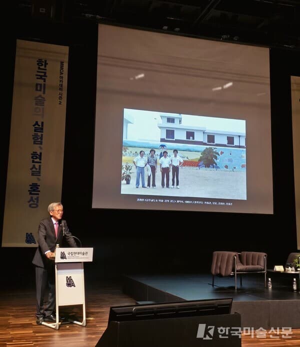 ▲ 슬라이드를 넘길 때마다 그는 오래된 동료를 소개하듯 말했다. 유홍준 국립중앙박물관장이 MMCA 아카데미 시즌2 강연에서 1980년대 민중미술 작가들과 시대의 기억을 증언하고 있다.&nbsp; &nbsp; ⓒ엄미영미술전문기자
