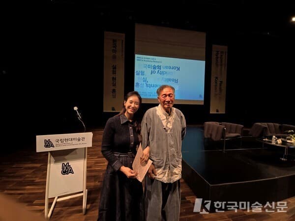 ▲ 신학철 작가와 엄미영 미술전문기자. MMCA 아카데미 시즌2 현장.&nbsp; &nbsp;&copy; 엄미영 미술전문기자