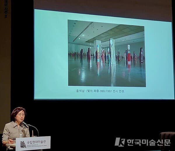 윤석남 〈빛의 파종-999〉 1997 전시 전경.&nbsp; &nbsp;ⓒ엄미영 미술전문기자