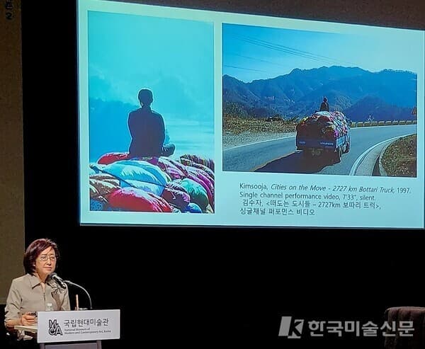 김수자 〈떠도는 도시들 &ndash; 2727km 보따리 트럭〉 1997, 싱글채널 퍼포먼스 비디오.&nbsp; ⓒ엄미영 미술전문기자