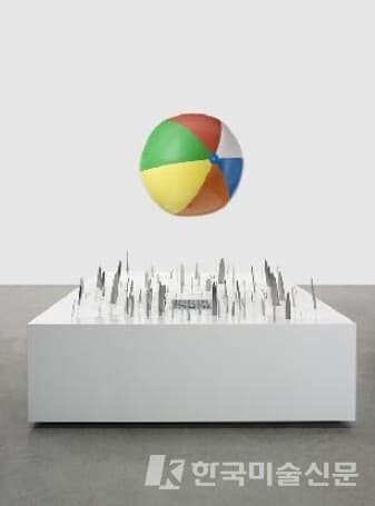 , 2000, 채색된 MDF, 철, 칼, 송풍기, 비치볼, 74.5 X 249.5 X 249.5 cm. 개인 소장 ⓒ Damien Hirst and Science Ltd. All rights reserved, DACS 2026. Photographed by Prudence Cuming Associates / 출처. 국립현대미술관 홈페이지