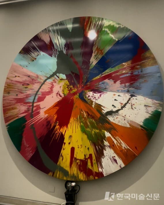<Beautiful Exploding Hell Bent Mayhem and Madness Vortex of Rainbows and Death Volcano Painting, 1999, Household gloss on canvas with electric moter, Dia 365.8cm, Private Collection. (사진. 강혜영)