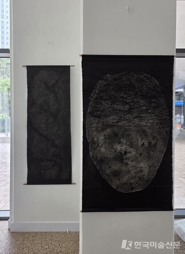 얼굴, 망부석, 130*77cm, 140*50cm, 한지에 먹, 2026. (제공.헤라스아트갤러리)