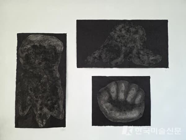 가려움-이, 몸2, 돌주먹2, 144*77cm, 77*144cm, 77*92cm, 한지에 먹, 2026. (제공. 헤라스아트갤러리)