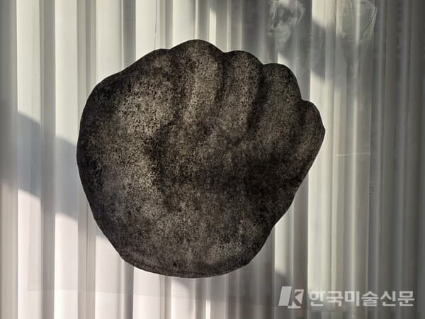 돌주먹, 65*70cm, 한지에 먹, 2026. (제공.헤라스아트갤러리)