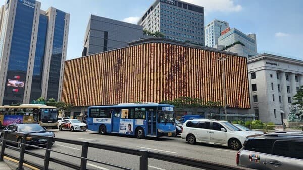 오지윤 'DIGNITY', 명동 신세계 옥외 미디어월 상영…존엄의 철학적 메시지