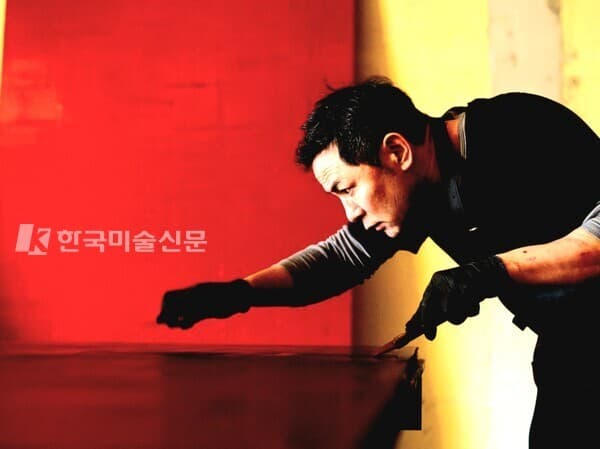 옻을 매개로 작업 중인 김창옥 비엔날레의 홍보대사.&nbsp; &nbsp;사진제공 김창옥