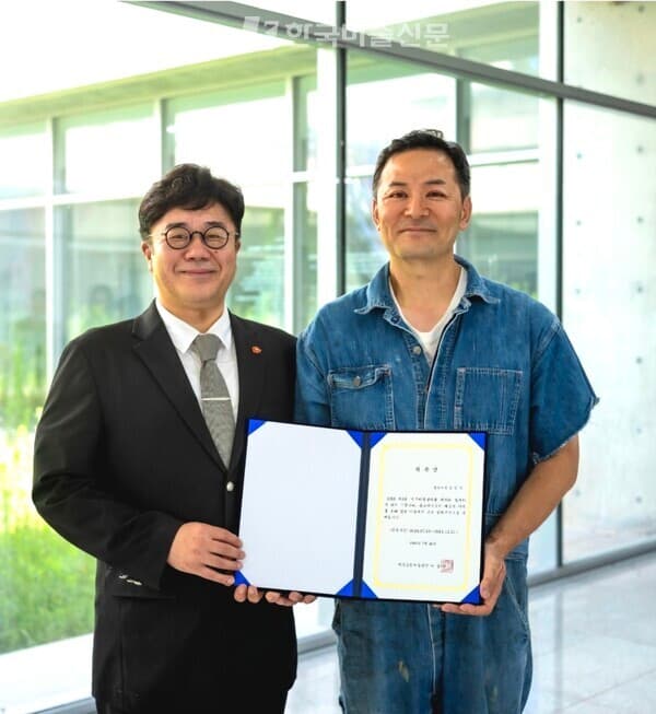 이종후 제주도립미술관장(왼쪽)과 김창옥 홍보대사가 7월 20일 위촉식에서 위촉장을 들어 보이고 있다. 사진제공 제주도립미술관