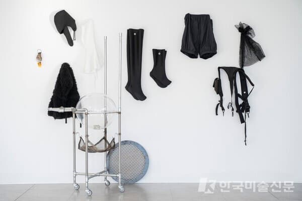 ▲ 김이화, 〈Intertidal Nomad〉, 아크릴구&middot;아연스틸&middot;카본스틸과 패브릭 등 혼합매체, 2025.&nbsp; ⓒ김이화 작가 제공