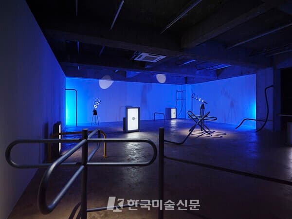 ▲ 김정은, 〈스핀-스팟 Spin-Spot〉, 씨알콜렉티브, 서울, 2025 전시 전경.&nbsp; ⓒ이의록 / HD LAB 제공
