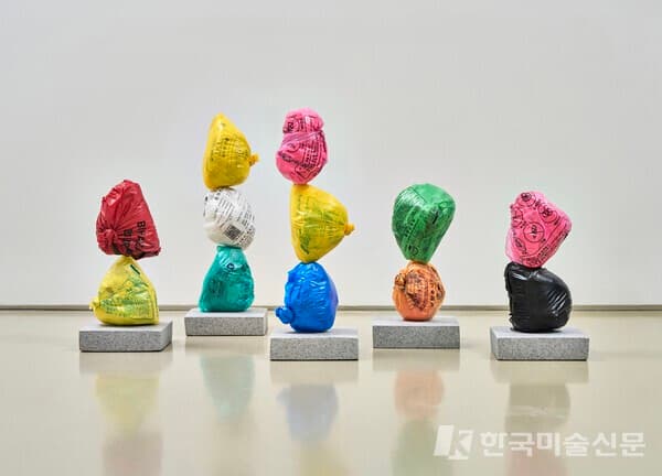 ▲ 남다현, 〈Small Mountain Series〉, Trash in trash bags, Styrofoam, 2025. ⓒ남다현 작가 제공