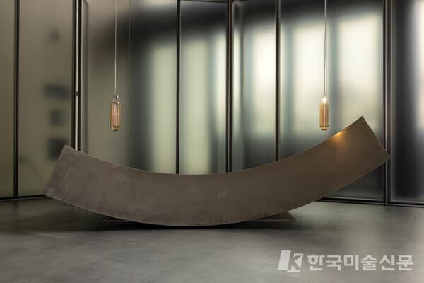 ▲ 도이(Doi, Minha Park), 〈잘자라 우리아가, Sing the baby a lullaby〉, 전구&middot;모터&middot;스테인리스, 250&times;92&times;230cm, 2025. ⓒ도이 작가 제공