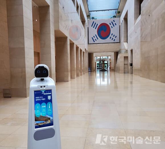 국립중앙박물관은 인공지능 기술을 적용한 서비스도 개발한다. 현재 운영 중인 안내 로봇 &lsquo;큐아이&rsquo;에 수어 해설과 다국어 서비스를 제공한다.&nbsp;인간이 하던 어떤 일이 AI로 이동하고 있는지를 보여준다.&nbsp; &nbsp;= 문화체육관광부
