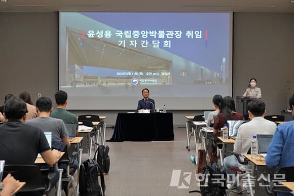 윤성용 국립중앙박물관장 “이건희 컬렉션 2025년부터 국외 전시 추진”