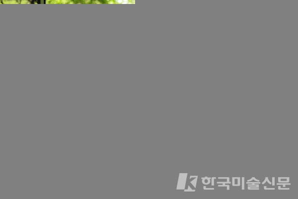 무진 신원동 작가, 트리비움(Trivium)에서 달항아리 전시