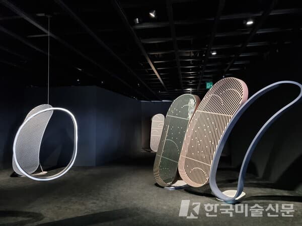 강서경 작가, 최대 규모 미술관 개인전 '강서경: 버들 북 꾀꼬리'