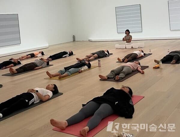 명상과 함께하는 전시 감상 "아그네스 마틴: 완벽의 순간들" 개최