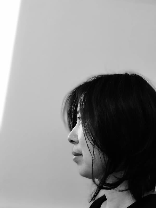 붓 끝으로 쌓아 올린 시간의 결… 박경희 작가 개인전 "기억의 레이어, 골목이 품은 푸른 숨의 방"
